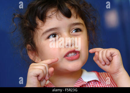 L'enseignement des besoins spéciaux, en utilisant makaton signature à l'école les enfants d'Elmtree, Chesham, Buckinghamshire. Banque D'Images