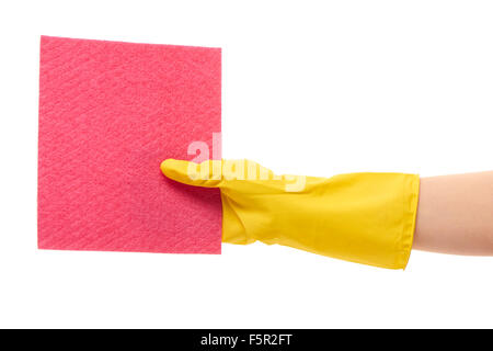 Image main de femme libre de gant en caoutchouc de protection jaune en rose holding rag against white background Banque D'Images