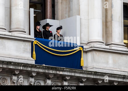 Whitehall, Londres, Royaume-Uni. 8 novembre, 2015. Catherine, duchesse de Cambridge, Reine Maxima des Pays-Bas et Sophie, comtesse de Wessex, procédures et leur servent au cénotaphe. Credit : Oliver Lynton/Alamy Live News Banque D'Images