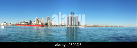 Panorama de la ville de Detroit (Michigan) cargo avec en premier plan Banque D'Images