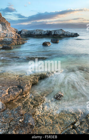 Les vagues sont circulant sur la berge à Bataria et Plage Kanoni, Kassiopi, Corfou, Grèce. Banque D'Images