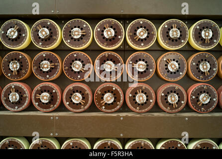 Bletchley Park bombarde code machine de craquage utilisé pour briser les codes Enigma militaires allemands dans la Seconde Guerre mondiale - recréée pour un film comme il n'existe aucun original. Banque D'Images