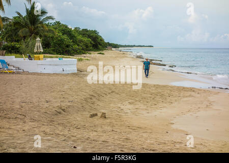 Portrait d'un homme marche senior Sancastle en plage de Sainte Croix, Îles Vierges des États-Unis. USVI, U.S.V.I. Cottages by the sea beach resort. Banque D'Images