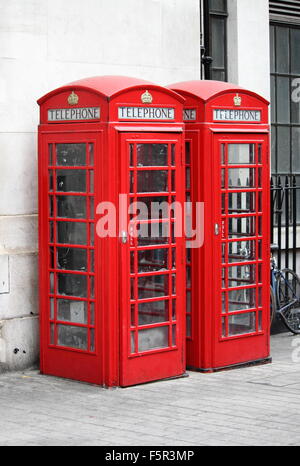 Deux Londres cabine téléphonique rouge typique Banque D'Images