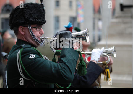 Belfast, Royaume-Uni. 8e novembre 2015. Clairon sonne le dernier poste de la Journée nationale de commémoration. Credit : Bonzo/Alamy Live News Banque D'Images