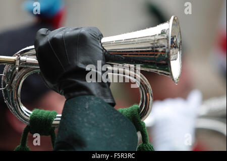 Belfast, Royaume-Uni. 8e novembre 2015. Clairon sonne le dernier poste de la Journée nationale de commémoration. Credit : Bonzo/Alamy Live News Banque D'Images