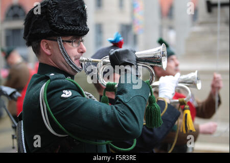 Belfast, Royaume-Uni. 8e novembre 2015. Clairon sonne le dernier poste de la Journée nationale de commémoration. Credit : Bonzo/Alamy Live News Banque D'Images