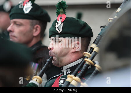 Belfast, Royaume-Uni. 8e novembre 2015. Un cornemuseur de l'Orchestre de la Royal Irish Regiment. Credit : Bonzo/Alamy Live News Banque D'Images