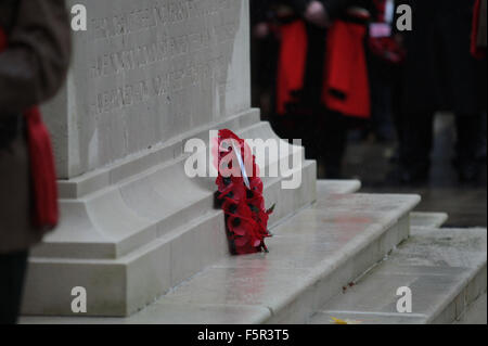 Belfast, Royaume-Uni. 8e novembre 2015. Une couronne de coquelicots au cénotaphe. Credit : Bonzo/Alamy Live News Banque D'Images