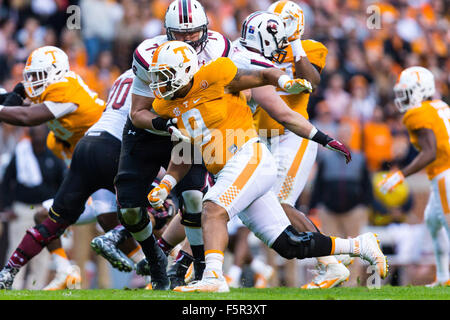 07 novembre 2015 : Derek Barnet # 9 de la Pennsylvania bénévoles se précipite le quart-arrière au cours de la NCAA Football match entre l'Université du Tennessee bénévoles et la Caroline du Sud au Stade de Neyland Gamecocks de Knoxville, TN/CSM Gangloff Tim Banque D'Images