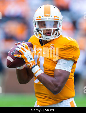 07 novembre 2015 : Joshua Dobbs # 11 de la Pennsylvania bénévoles se réchauffe avant de la NCAA Football match entre l'Université du Tennessee bénévoles et la Caroline du Sud au Stade de Neyland Gamecocks de Knoxville, TN/CSM Gangloff Tim Banque D'Images