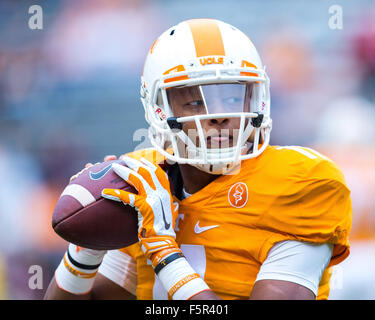07 novembre 2015 : Joshua Dobbs # 11 de la Pennsylvania bénévoles se réchauffe avant de la NCAA Football match entre l'Université du Tennessee bénévoles et la Caroline du Sud au Stade de Neyland Gamecocks de Knoxville, TN/CSM Gangloff Tim Banque D'Images