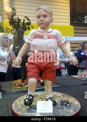 Birmingham, UK. Nov 7, 2015. Document - un document montre un modèle grandeur nature de Prince George a fait de gâteau à Birmingham, Royaume-Uni, 7 novembre 2015. Une femme britannique a cuit un modèle grandeur nature de deux ans, Prince George de pâte à gâteau, qui a remporté une médaille d'or à un concours de cuisson à Birmingham. PHOTOS : LARA CLARKE/LARA MASON/délicieux gâteaux/DPA (à l'ATTENTION DES RÉDACTEURS : pour un usage éditorial uniquement/crédit obligatoire : PHOTOS : LARA CLARKE/LARA MASON/délicieux gâteaux/DPA) © dpa/Alamy Live News Banque D'Images