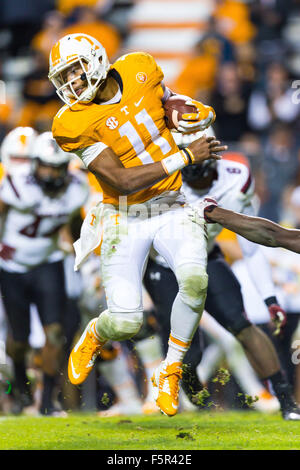 07 novembre 2015 : Joshua Dobbs # 11 de la Pennsylvania bénévoles s'exécute la balle pendant la NCAA Football match entre l'Université du Tennessee bénévoles et la Caroline du Sud au Stade de Neyland Gamecocks de Knoxville, TN/CSM Gangloff Tim Banque D'Images