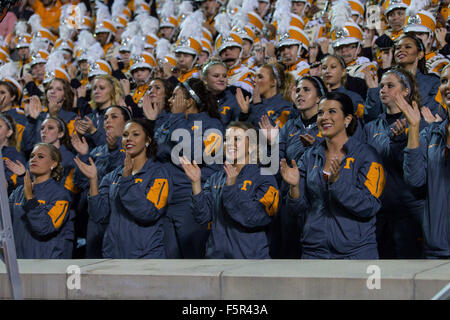 Novembre 07, 2015 : New York les bénévoles membres des bandes cheer au cours de la NCAA Football match entre l'Université du Tennessee bénévoles et la Caroline du Sud au Stade de Neyland Gamecocks de Knoxville, TN/CSM Gangloff Tim Banque D'Images