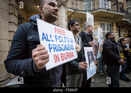 Londres, Royaume-Uni. 8 novembre, 2015. Élection birmane ambassade protester Crédit : Guy Josse/Alamy Live News Banque D'Images