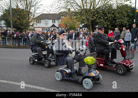 Orpington,UK,8 novembre 2015,Royal British Legion mars membres sur la mobilité des scooters à Orpington Kent à l'occasion d'un crédit d'ceremon : Keith Larby/Alamy Live News Banque D'Images