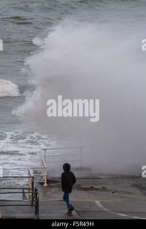Aberystwyth, Pays de Galles, Royaume-Uni. 8 novembre, 2015. Météo : La queue de l'Ouragan Abigail frappe la côte ouest de la France avec des vents forts et une mer coups de mer à Aberystwyth. 100mph winds devraient frapper les Highlands écossais, avec des rafales allant jusqu'à 70mph dans le nord de l'Angleterre Crédit photo : Keith Morris / Alamy Live News Banque D'Images