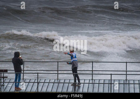 Aberystwyth, Pays de Galles, Royaume-Uni. 8 novembre, 2015. Météo : La queue de l'Ouragan Abigail frappe la côte ouest de la France avec des vents forts et une mer coups de mer à Aberystwyth. 100mph winds devraient frapper les Highlands écossais, avec des rafales allant jusqu'à 70mph dans le nord de l'Angleterre Crédit photo : Keith Morris / Alamy Live News Banque D'Images