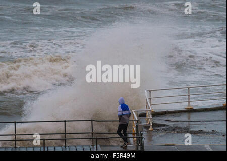Aberystwyth, Pays de Galles, Royaume-Uni. 8 novembre, 2015. Météo : La queue de l'Ouragan Abigail frappe la côte ouest de la France avec des vents forts et une mer coups de mer à Aberystwyth. 100mph winds devraient frapper les Highlands écossais, avec des rafales allant jusqu'à 70mph dans le nord de l'Angleterre Crédit photo : Keith Morris / Alamy Live News Banque D'Images