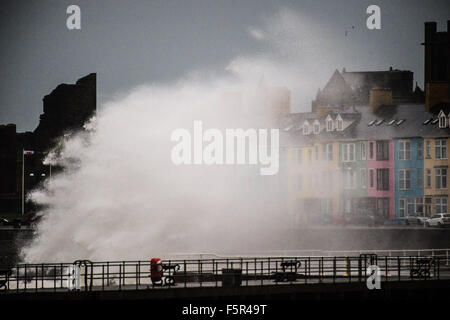 Aberystwyth, Pays de Galles, Royaume-Uni. 8 novembre, 2015. Météo : La queue de l'Ouragan Abigail frappe la côte ouest de la France avec des vents forts et une mer coups de mer à Aberystwyth. 100mph winds devraient frapper les Highlands écossais, avec des rafales allant jusqu'à 70mph dans le nord de l'Angleterre Crédit photo : Keith Morris / Alamy Live News Banque D'Images