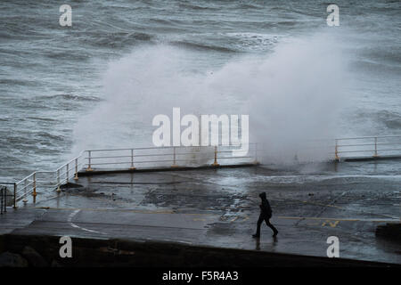 Aberystwyth, Pays de Galles, Royaume-Uni. 8 novembre, 2015. Météo : La queue de l'Ouragan Abigail frappe la côte ouest de la France avec des vents forts et une mer coups de mer à Aberystwyth. 100mph winds devraient frapper les Highlands écossais, avec des rafales allant jusqu'à 70mph dans le nord de l'Angleterre Crédit photo : Keith Morris / Alamy Live News Banque D'Images