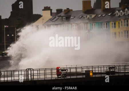 Aberystwyth, Pays de Galles, Royaume-Uni. 8 novembre, 2015. Météo : La queue de l'Ouragan Abigail frappe la côte ouest de la France avec des vents forts et une mer coups de mer à Aberystwyth. 100mph winds devraient frapper les Highlands écossais, avec des rafales allant jusqu'à 70mph dans le nord de l'Angleterre Crédit photo : Keith Morris / Alamy Live News Banque D'Images