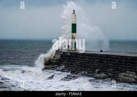 Aberystwyth, Pays de Galles, Royaume-Uni. 8 novembre, 2015. Météo : La queue de l'Ouragan Abigail frappe la côte ouest de la France avec des vents forts et une mer coups de mer à Aberystwyth. 100mph winds devraient frapper les Highlands écossais, avec des rafales allant jusqu'à 70mph dans le nord de l'Angleterre Crédit photo : Keith Morris / Alamy Live News Banque D'Images