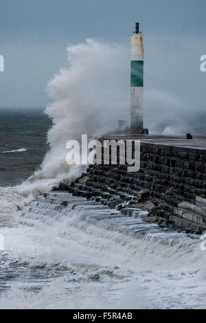 Aberystwyth, Pays de Galles, Royaume-Uni. 8 novembre, 2015. Météo : La queue de l'Ouragan Abigail frappe la côte ouest de la France avec des vents forts et une mer coups de mer à Aberystwyth. 100mph winds devraient frapper les Highlands écossais, avec des rafales allant jusqu'à 70mph dans le nord de l'Angleterre Crédit photo : Keith Morris / Alamy Live News Banque D'Images