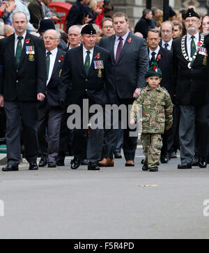 Londres, Royaume-Uni. 8 novembre, 2015. Les gens prennent part à la journée du souvenir, Poppy Day ou jour de l'armistice, nearst dimanche de 11 chaque nov, observé par la communauté des nations unies, de se souvenir des forces armées qui sont morts depuis la première guerre mondiale. crédit : sung kim kuk/Alamy live news Banque D'Images