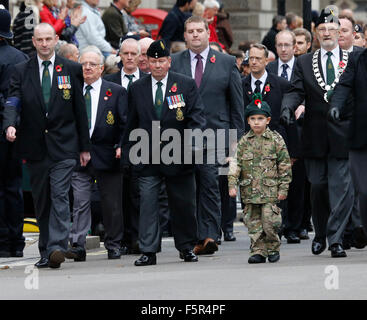 Londres, Royaume-Uni. 8 novembre, 2015. Les gens prennent part à la Journée du Souvenir, Poppy Day ou jour de l'Armistice, nearst dimanche de 11 chaque Nov, observé par la communauté des Nations Unies, de se souvenir des forces armées qui sont morts depuis la Première Guerre mondiale. Credit : SUNG KIM KUK/Alamy Live News Banque D'Images