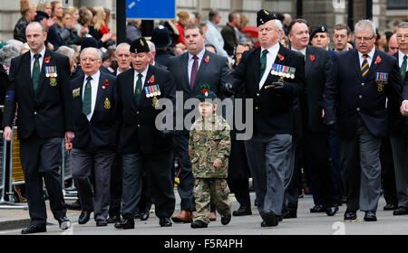 Londres, Royaume-Uni. 8 novembre, 2015. Les gens prennent part à la Journée du Souvenir, Poppy Day ou jour de l'Armistice, nearst dimanche de 11 chaque Nov, observé par la communauté des Nations Unies, de se souvenir des forces armées qui sont morts depuis la Première Guerre mondiale. Credit : SUNG KIM KUK/Alamy Live News Banque D'Images