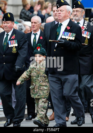 Londres, Royaume-Uni. 8 novembre, 2015. Les gens prennent part à la Journée du Souvenir, Poppy Day ou jour de l'Armistice, nearst dimanche de 11 chaque Nov, observé par la communauté des Nations Unies, de se souvenir des forces armées qui sont morts depuis la Première Guerre mondiale. Credit : SUNG KIM KUK/Alamy Live News Banque D'Images