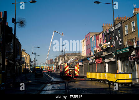 Jusqu'à Hampstead Road, à Camden Town, près de la Camden Lock Market à attaquer les pompiers un grave incendie en Février 2008 Banque D'Images