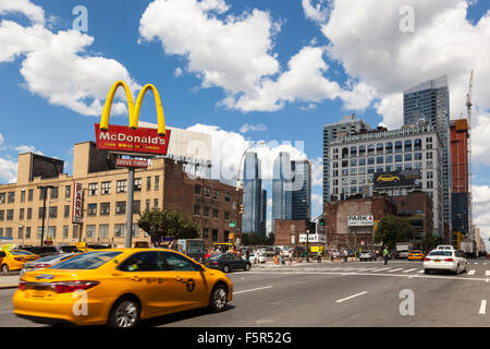 McDonalds sur la 10e Avenue, Manhattan Midtown, New York City, USA Banque D'Images