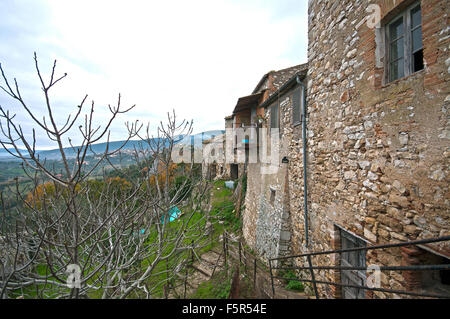 Maisons anciennes de Tenaglie, petit village près de Montecchio (en arrière-plan), Pérouse, Ombrie, Italie Banque D'Images