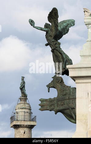 Statue d'une femme ailée dans le monument à Victor Emmanuel II. La Place de Venise, Rome Banque D'Images