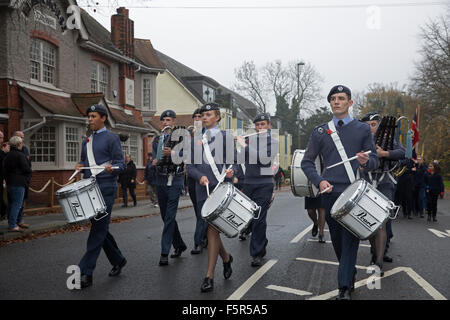 Biggin Hill,UK,8 novembre 2015, les cadets de l'air mars bande le long de la route principale à l'occasion d'un service à la memoria Crédit : Keith Larby/Alamy Live News Banque D'Images