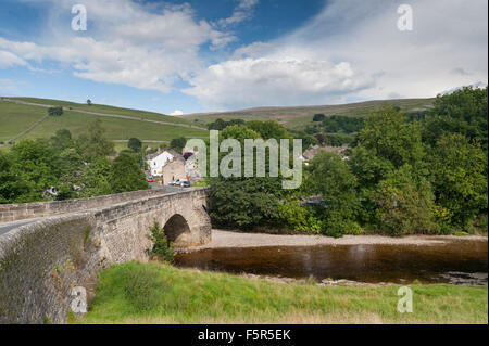 Pont sur la rivière Wharfe dans Kettlewell, North Yorkshire, UK. Banque D'Images