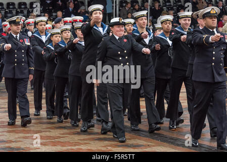 Birmingham, UK. 8 novembre, 2015. Une jeune femme sea cadet lutte pour revenir à l'étape de la Journée de la mémoire nationale Centenary Square BIRMINGHAM UK Crédit : David Holbrook/Alamy Live News Banque D'Images