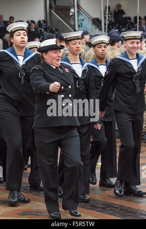 Birmingham, UK. 8 novembre, 2015. Une jeune femme sea cadet lutte pour revenir à l'étape de la Journée de la mémoire nationale Centenary Square BIRMINGHAM UK Crédit : David Holbrook/Alamy Live News Banque D'Images