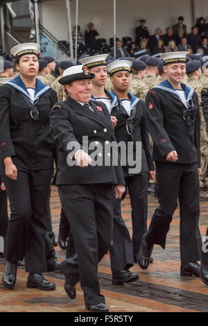 Birmingham, UK. 8 novembre, 2015. Une jeune femme sea cadet lutte pour revenir à l'étape de la Journée de la mémoire nationale Centenary Square BIRMINGHAM UK Crédit : David Holbrook/Alamy Live News Banque D'Images