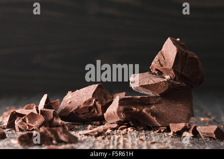 Pièces en chocolat sur un fond foncé Banque D'Images