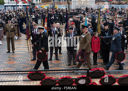 Birmingham, UK. 8 novembre, 2015. La pose de la Couronnes à la Journée de la mémoire nationale Centenary Square BIRMINGHAM UK Crédit : David Holbrook/Alamy Live News Banque D'Images