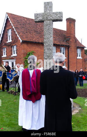 Grand Bardfield, Braintree, Essex, Royaume-Uni. 8 novembre, 2015. Service commémoratif au monument commémoratif de guerre Grand Bardfield Essex ROYAUME UNI le 8 novembre 2015. Dimanche du souvenir au Royaume-Uni est le dimanche le plus proche du 11 novembre qui est la date de la première guerre mondiale. Dimanche du souvenir commémore les morts des deux guerres mondiales. Crédit : William Edwards/Alamy Live News Banque D'Images