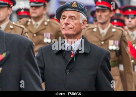 Oakham, Rutland, UK. 8e novembre 2015. Veterens dans l'Armistice Day Parade marching à Oakham's All Saints Church pour le crédit de service souvenir : Jim Harrison/Alamy Live News Banque D'Images