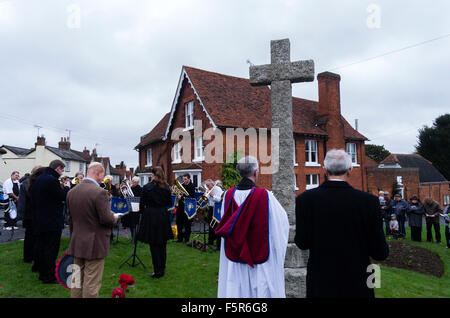 Grand Bardfield, Braintree, Essex, Royaume-Uni. 8 novembre, 2015. Service commémoratif au monument commémoratif de guerre Grand Bardfield Essex ROYAUME UNI le 8 novembre 2015. Dimanche du souvenir au Royaume-Uni est le dimanche le plus proche du 11 novembre qui est la date de la première guerre mondiale. Dimanche du souvenir commémore les morts des deux guerres mondiales. Crédit : William Edwards/Alamy Live News Banque D'Images