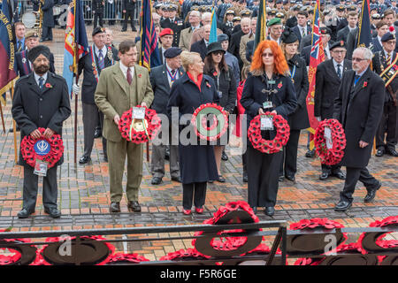 Birmingham, UK. 8 novembre, 2015. La pose de la Couronnes à la Journée de la mémoire nationale Centenary Square BIRMINGHAM UK Crédit : David Holbrook/Alamy Live News Banque D'Images