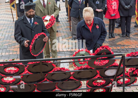 Birmingham, UK. 8 novembre, 2015. La pose de la Couronnes à la Journée de la mémoire nationale Centenary Square BIRMINGHAM UK Crédit : David Holbrook/Alamy Live News Banque D'Images