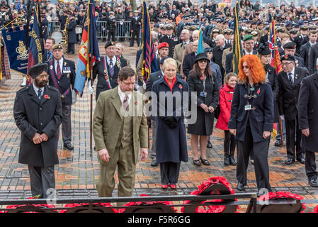 Birmingham, UK. 8 novembre, 2015. La pose de la Couronnes à la Journée de la mémoire nationale Centenary Square BIRMINGHAM UK Crédit : David Holbrook/Alamy Live News Banque D'Images